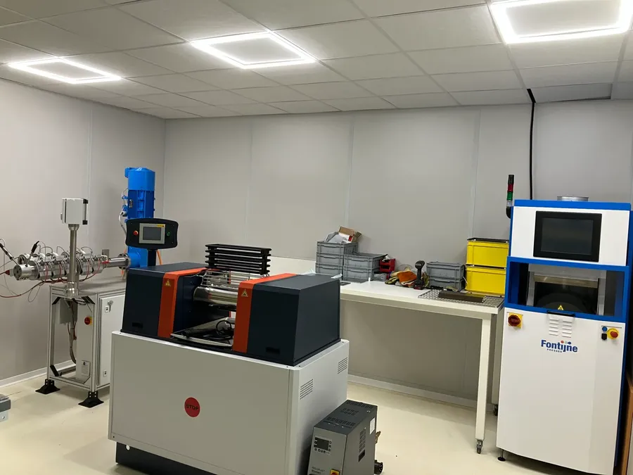 Kauçuk Ar-Ge laboratuvarı: ekstruder, iki silindirli karıştırıcı ve laboratuvar presi